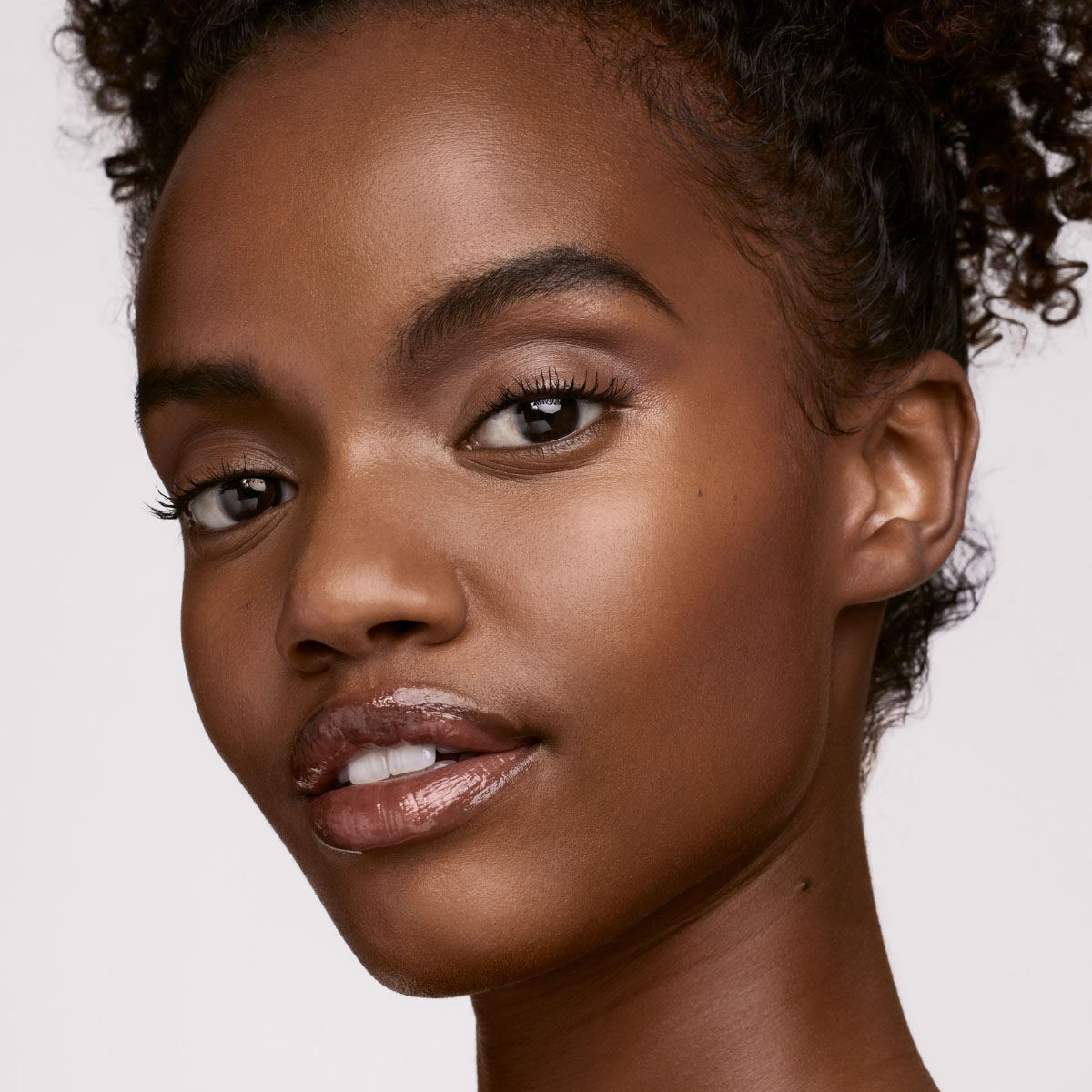 SOFT'LIT NATURALLY LUMINOUS LONGWEAR FOUNDATION (BASE DE MAQUILLAJE PARA ROSTRO)